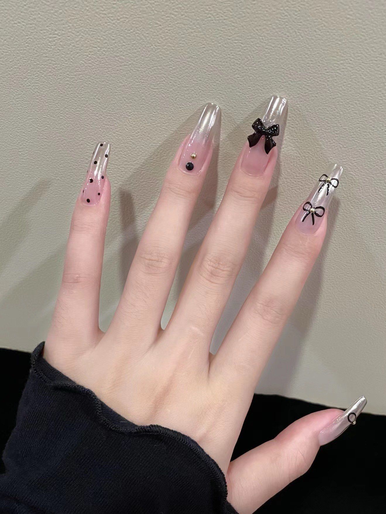 黑暗风少女蝴蝶结美甲