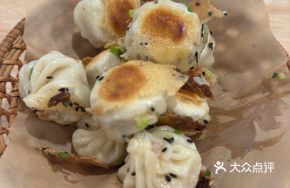 Fresh Meat and Scallion Pan-Fried Buns