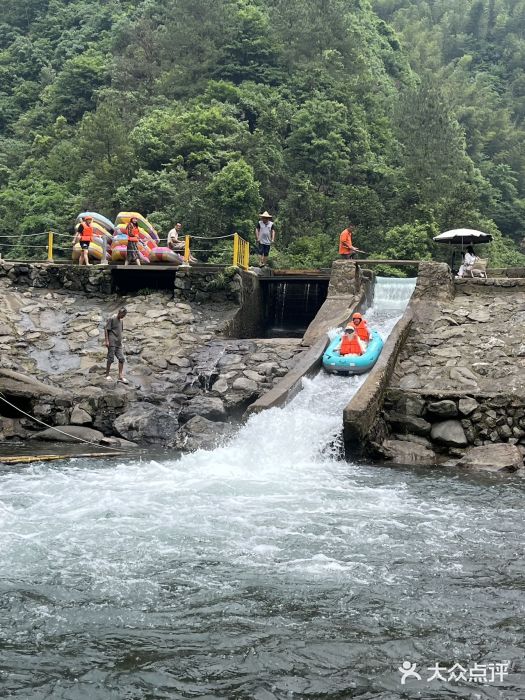 安吉龙王山峡谷漂流图片