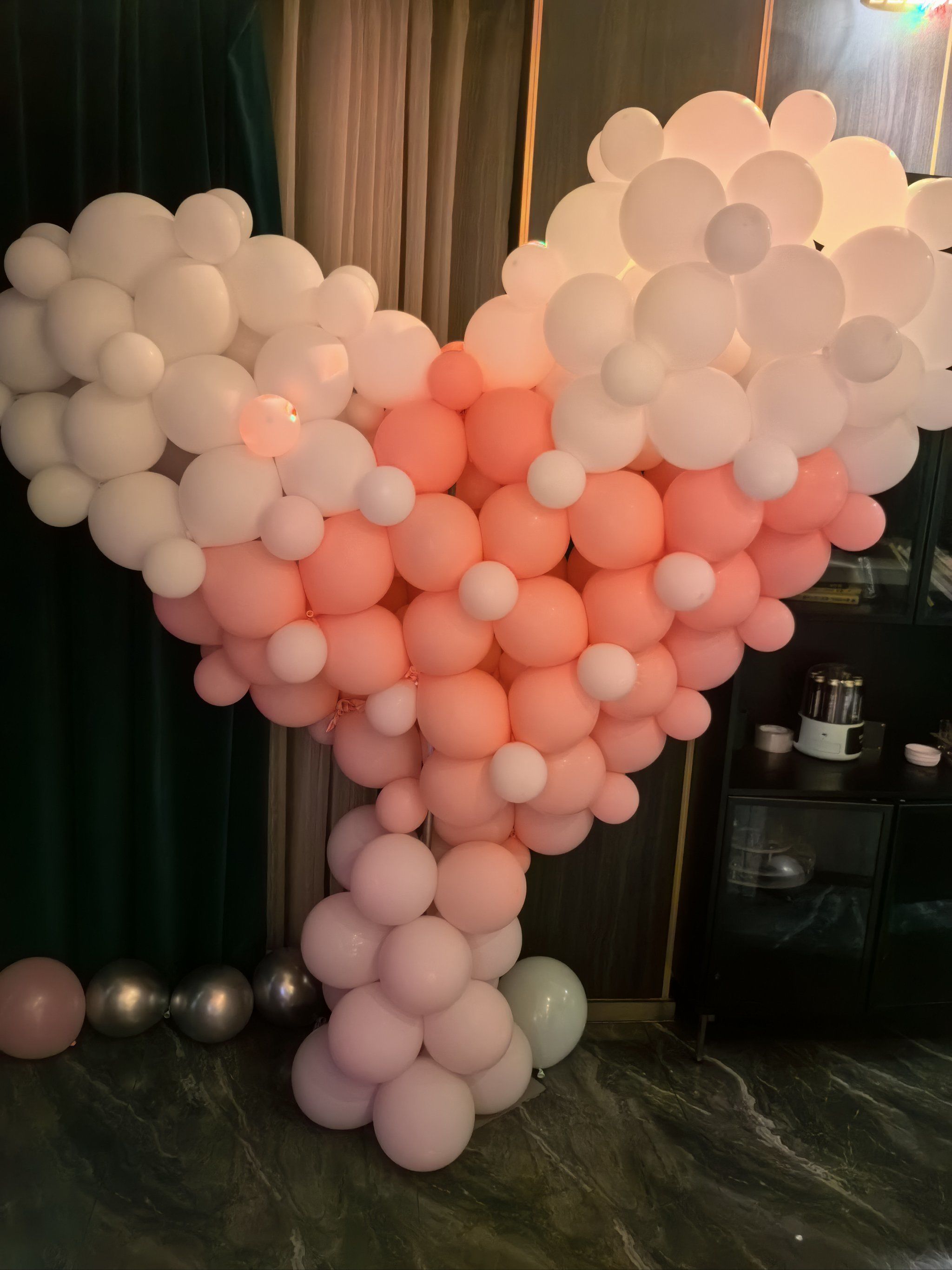 小姐妹过生日,在维多利亚订的包厢,包厢布