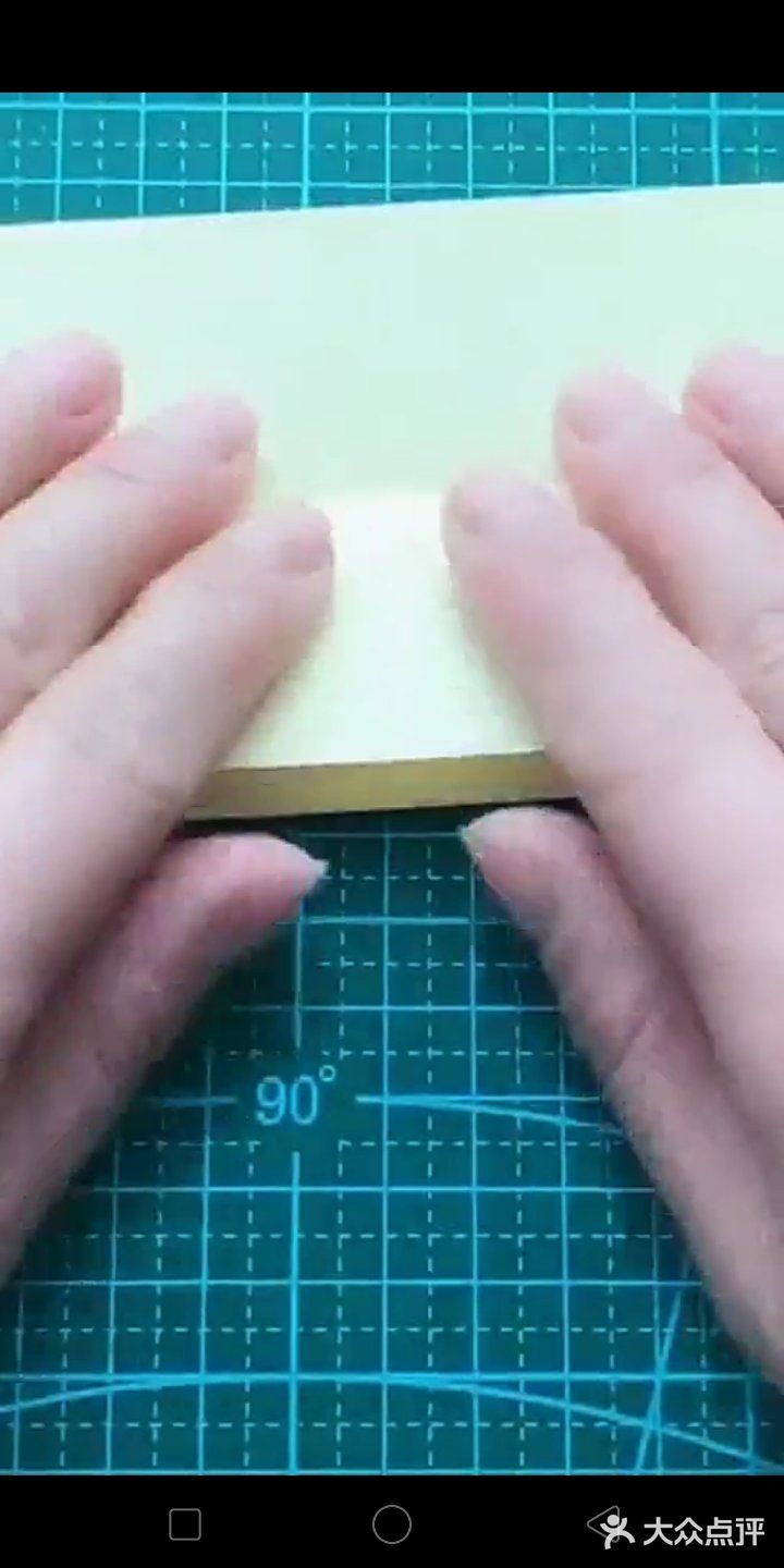 一边粘上一根小棍子。这样子一拉一松的话是非常的好看