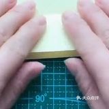 一边粘上一根小棍子。这样子一拉一松的话是非常的好看