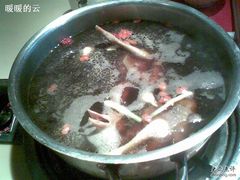 两只乳鸽加菌汤-丰乐园大酒店