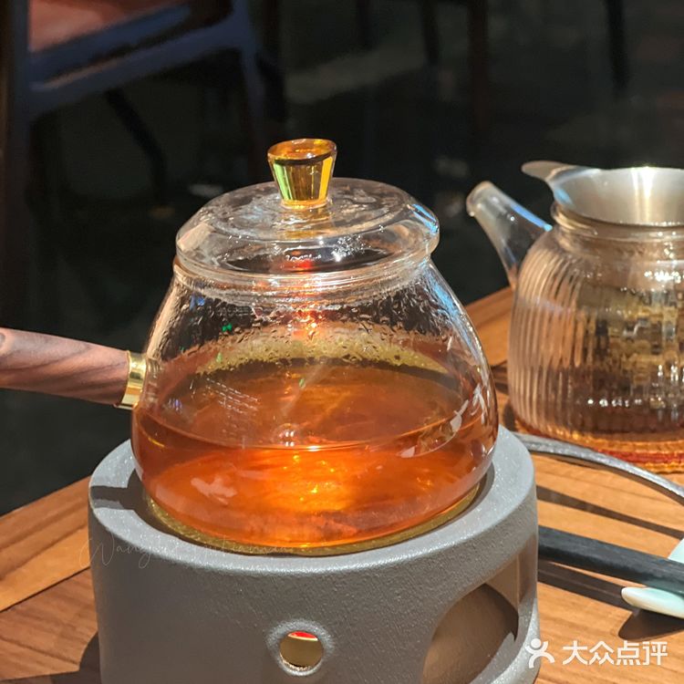 美味的苏浙菜和温润的茶水搭配，江南气息浓郁