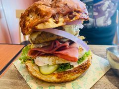 双蛋指椒牛肉汉堡-魏斯理汉堡(西安沣东吾悦店)