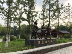 东门处雕塑-东郊湿地公园