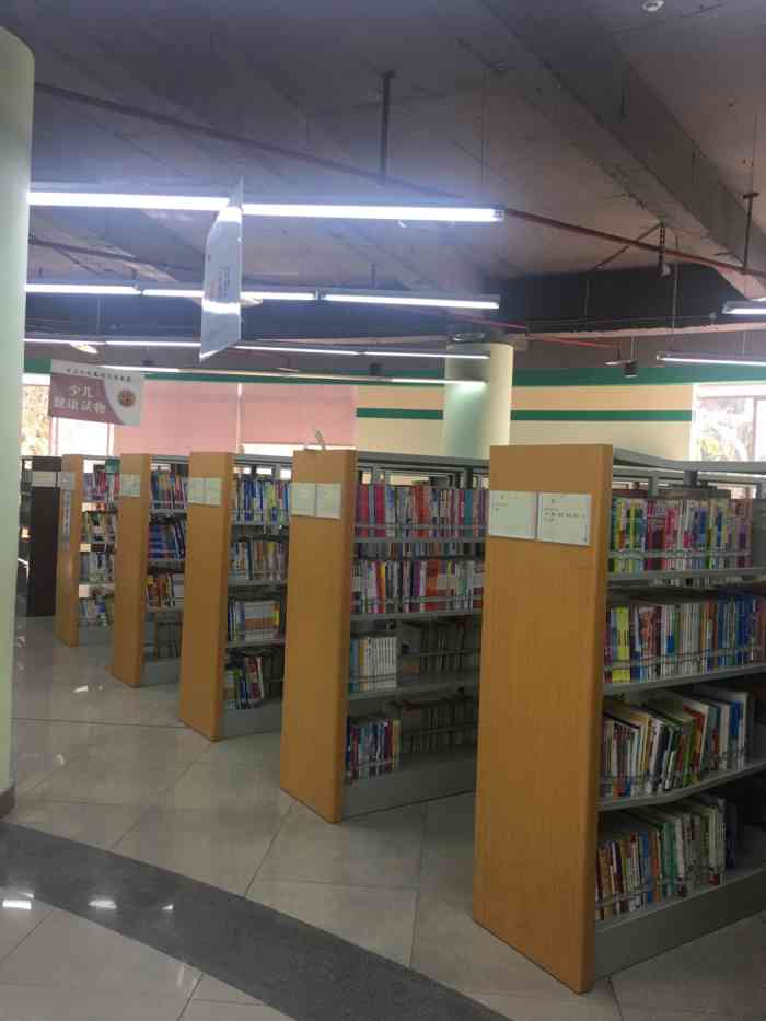九龙坡区图书馆-"藏书丰富,环境幽静,服务号,是个看书的好.