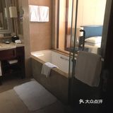晚上睡觉根本就不需要盖被子了，住的还是很满意的