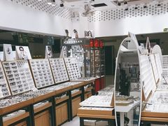 -美式眼镜·授权蔡司.依视路.尼康.豪雅.明月(人民广场店)