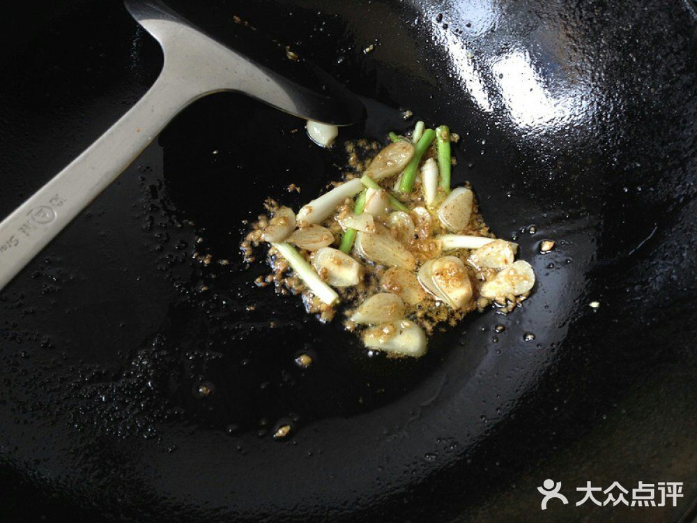 茄子去蒂洗净后用毛巾擦干水分