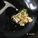 茄子去蒂洗净后用毛巾擦干水分