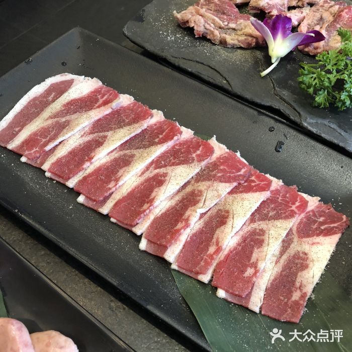 牛中牛烤肉店安格斯雪花肥牛图片