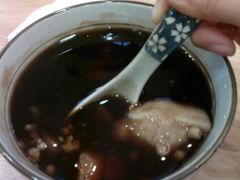 热仙草打底，里面有芋圆，有芋头，薏米等-小团圆糖水铺(襄阳南路店)