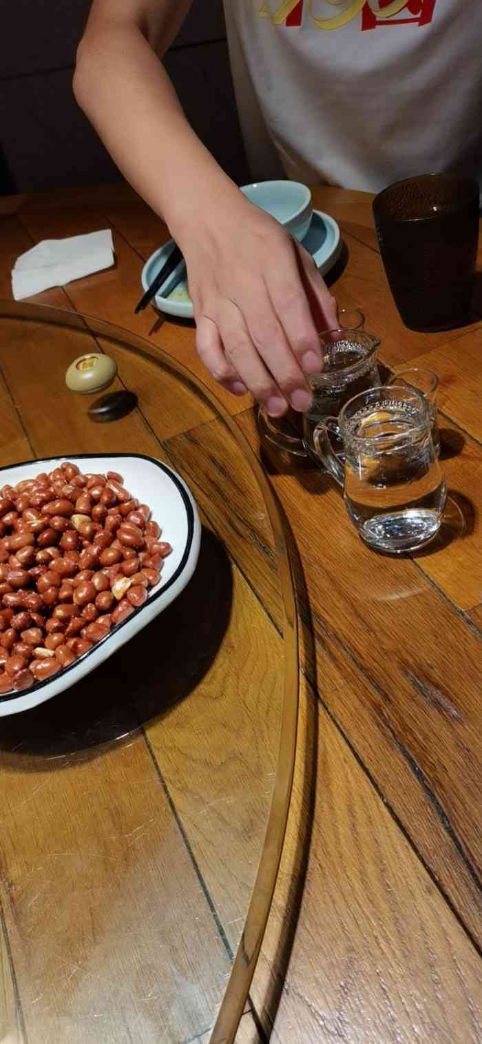 位置在周新东路跟锡南路的交叉口,门口修路,但车位还可以,因为要喝酒