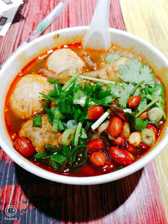 打分 必点全家福酸辣粉,特别地道的川式,还有各种丸子,胃不要太满足!