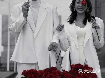 玫瑰是浪漫的代名词｜时尚文艺街拍婚纱照