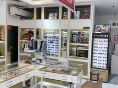 -美式眼镜·授权蔡司.依视路.尼康.豪雅.明月(人民广场店)