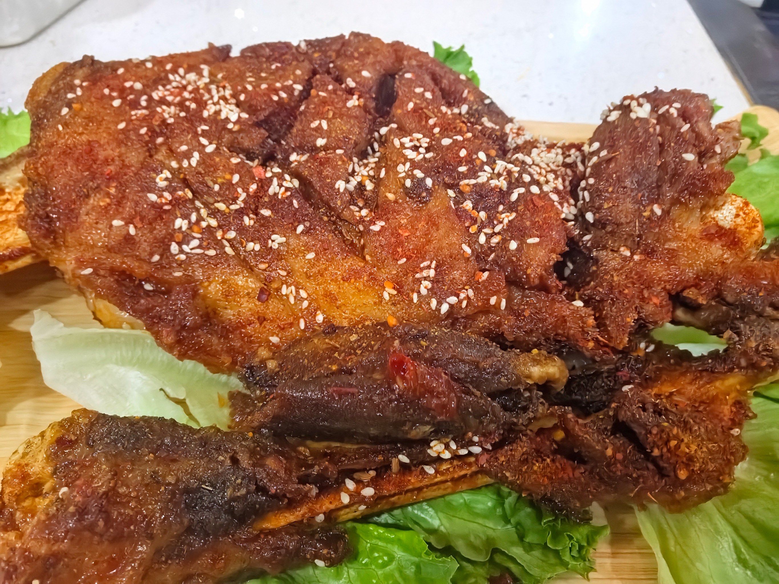 莫过于这里的烤羊腿.这道烤羊腿堪称一绝,外皮酥脆