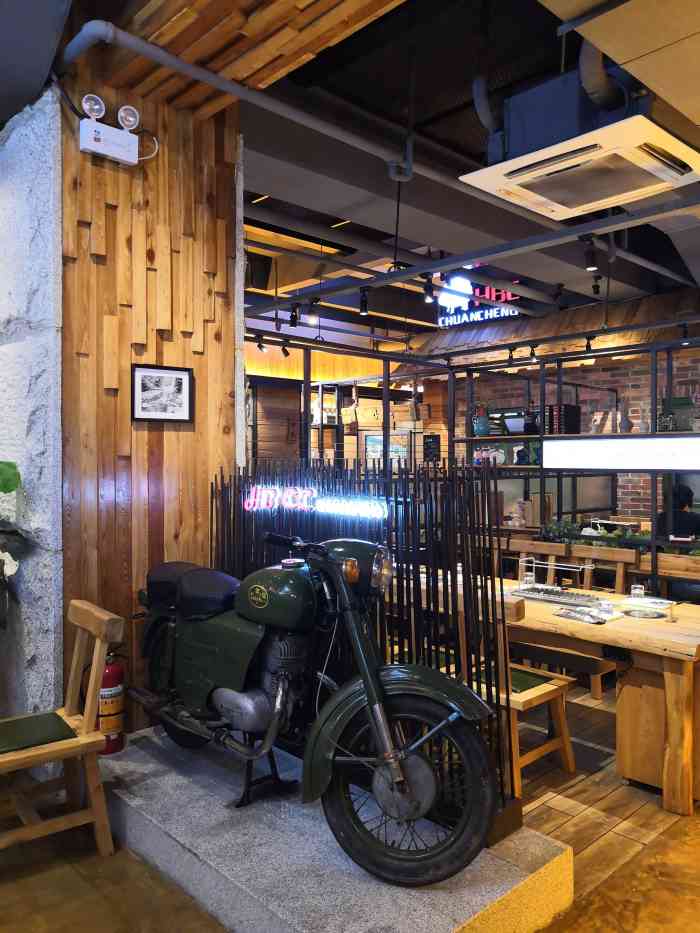 河坝烧烤串城(星海湾店)-"环境还是挺不错了!真的可以说是烧烤城!肉.