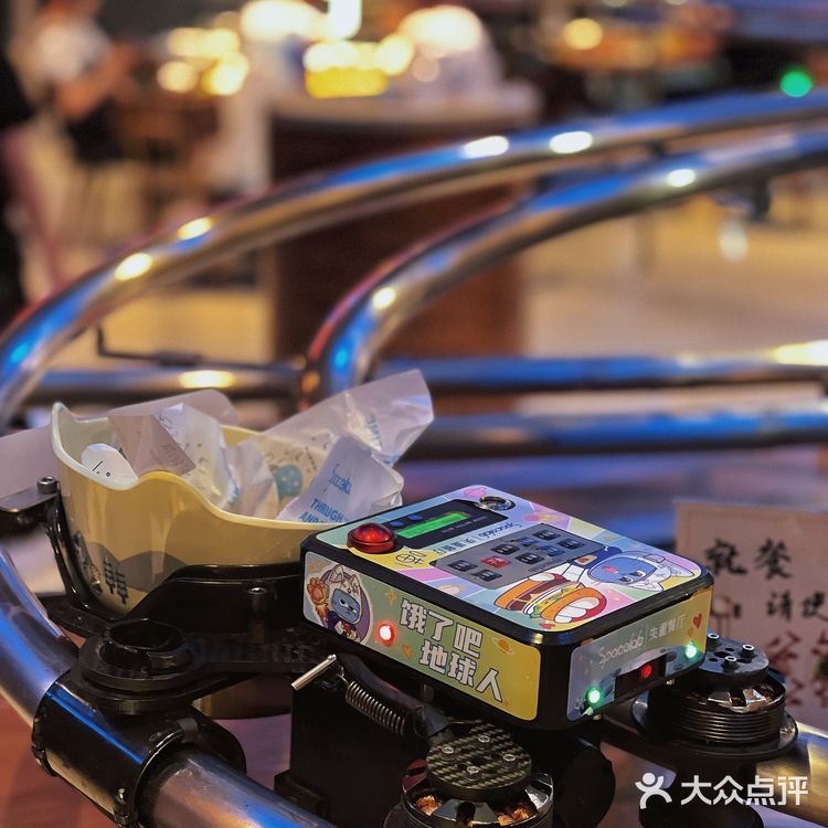 这家餐厅有点酷炫，还能看电影👀