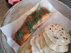 烟熏三文鱼配烤饺子皮和芥末籽酱-BOR Eatery(安福路店)