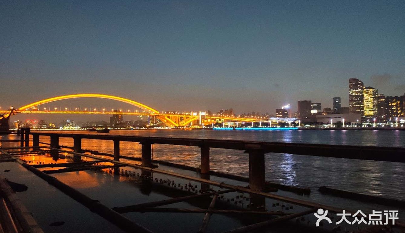 上海夜游，随便逛逛都很美好[礼花]