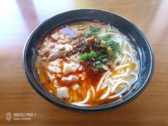 -鸿浩扒猪脚米线