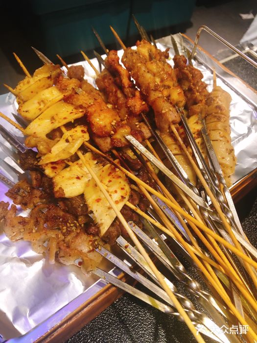 德信娱乐左岭美食打卡地招牌酱板鸭 左岭美食打卡地左岭网红打卡地左岭美食集中营口味越来越丰富品类越来越多。喜欢吃辣的必选不能吃辣的也有微辣活动期间欢迎品尝进店有惊喜。 左岭犟鸭王 左岭酱板鸭