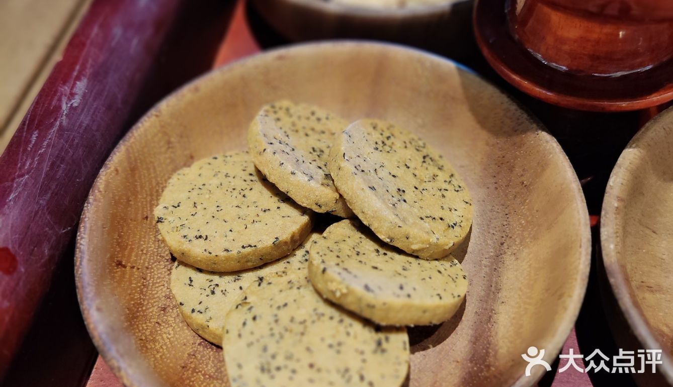 第一次喝藏茶，有点像沱茶，第一次吃藏区点心，感觉就像米花糖