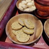 第一次喝藏茶，有点像沱茶，第一次吃藏区点心，感觉就像米花糖