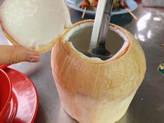 鲜椰子-黄亚华小食店(Jalan Alor)