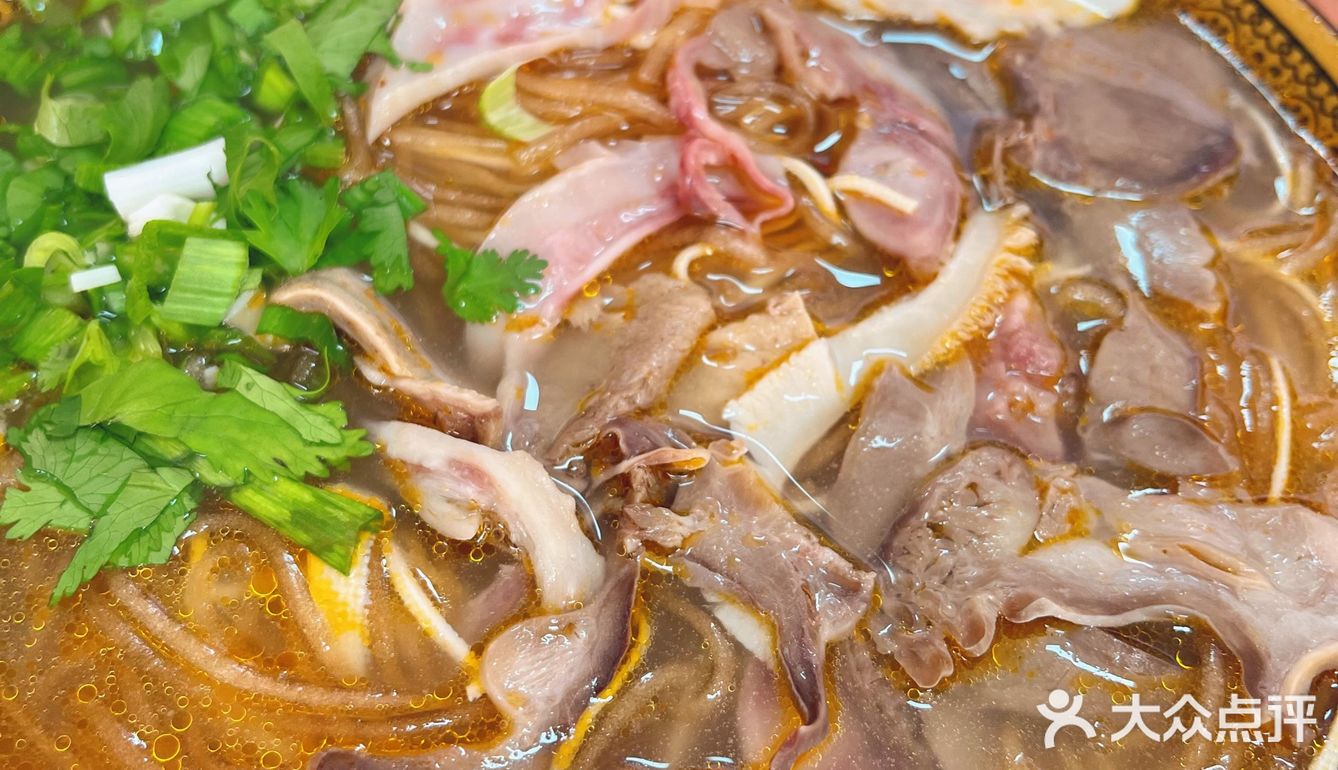 这么冷的天，来碗牛杂粉丝汤暖暖[调皮]