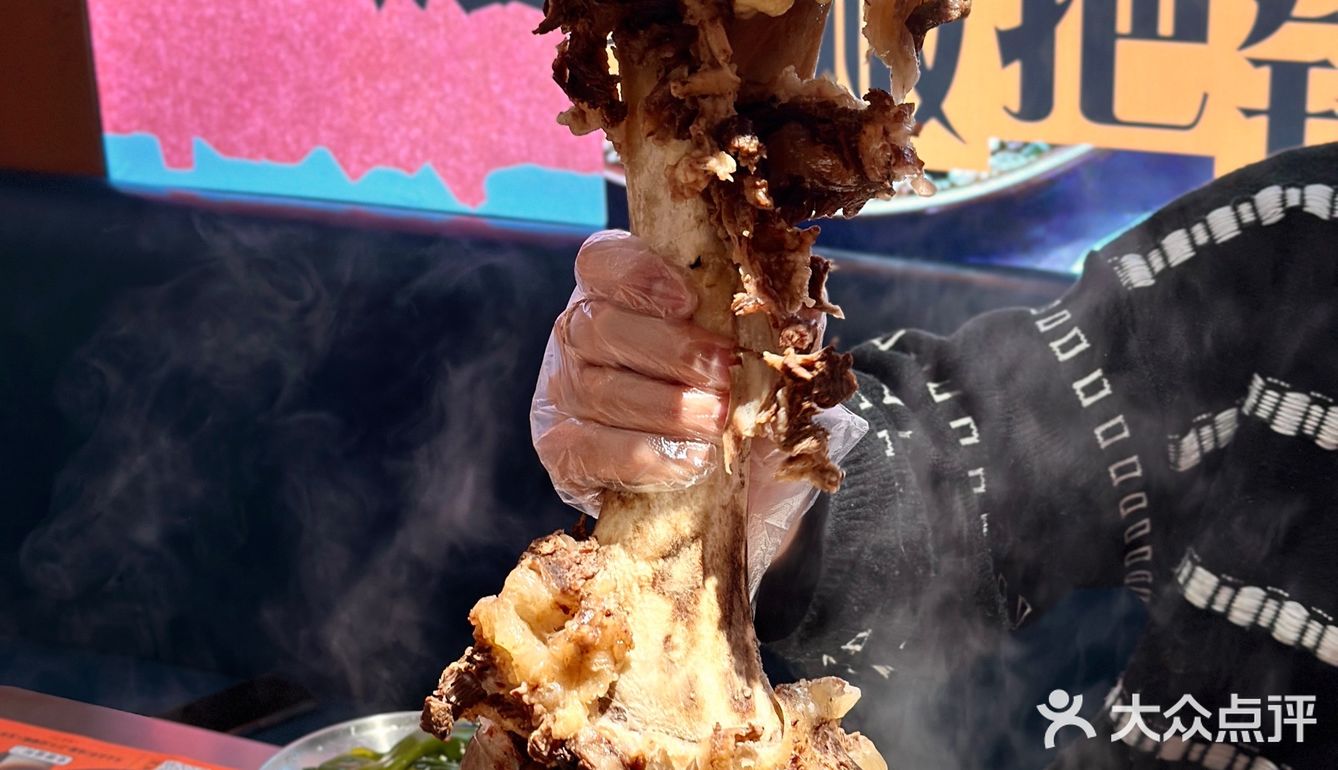 用牛骨几小时熬出来的高汤锅底好鲜美 牛大骨