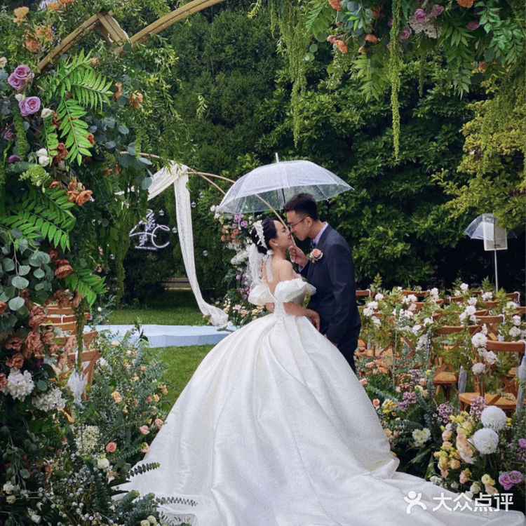 一字肩缎面婚纱和户外婚礼简直是绝配！