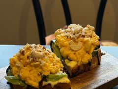 虾肉滑蛋牛油果开放式全麦吐司-J's Cafe Lab