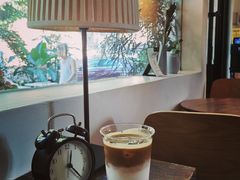 靠窗位-彳亍咖啡·这里(水湾路店)