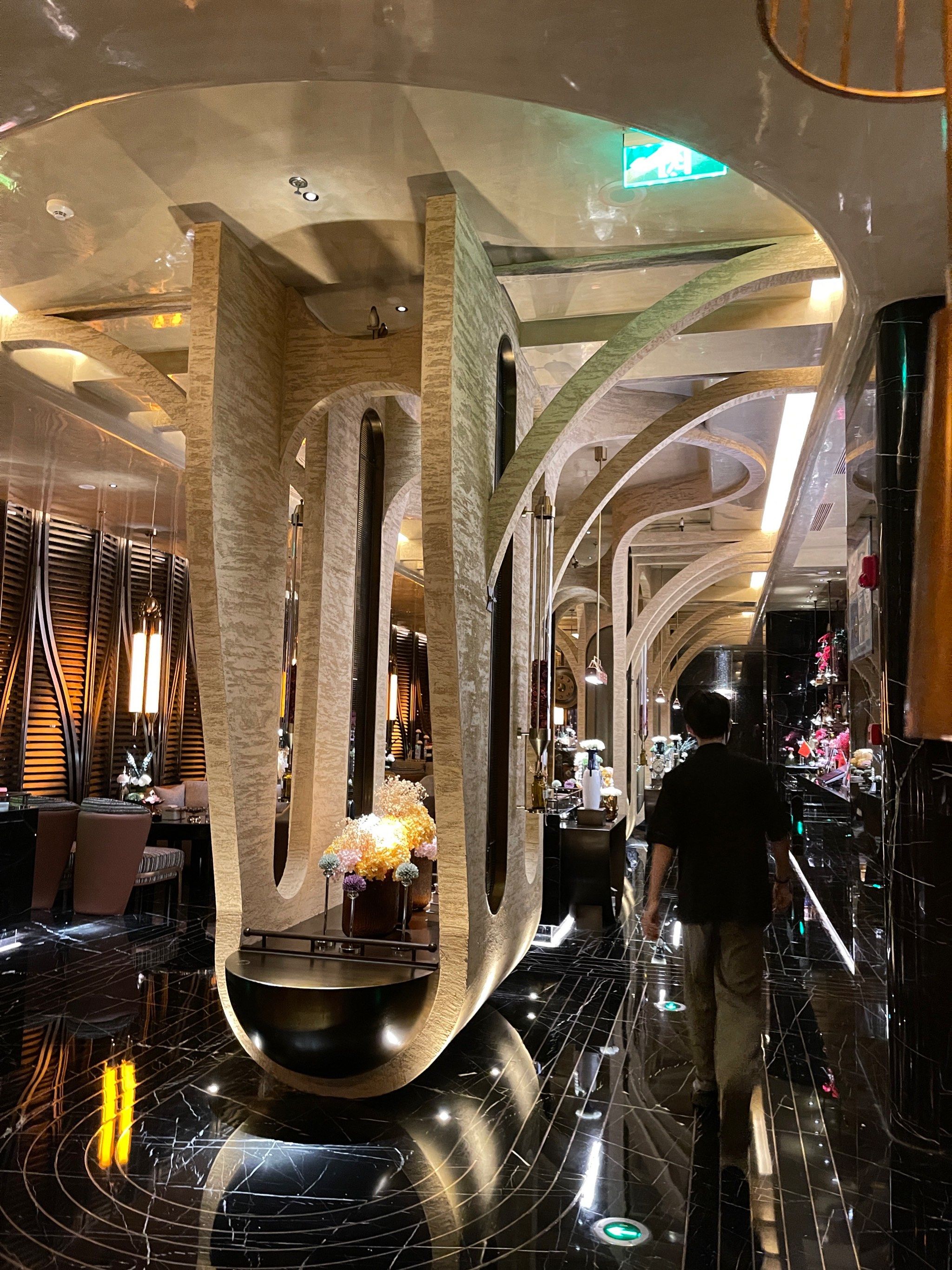 现在按摩店前台布置的比酒店大堂还ktv啊