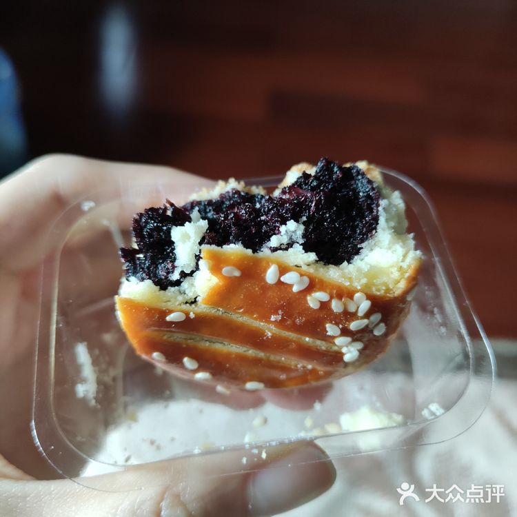 是颜色非常浓郁的桑葚果酱(甚至可以说是果泥)