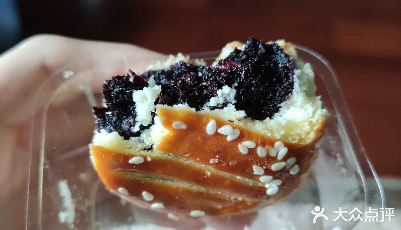 是颜色非常浓郁的桑葚果酱（甚至可以说是果泥）