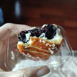 是颜色非常浓郁的桑葚果酱（甚至可以说是果泥）