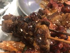 -何妹湿辣牛肉·粤式烧烤砂煲(桂雅路店)