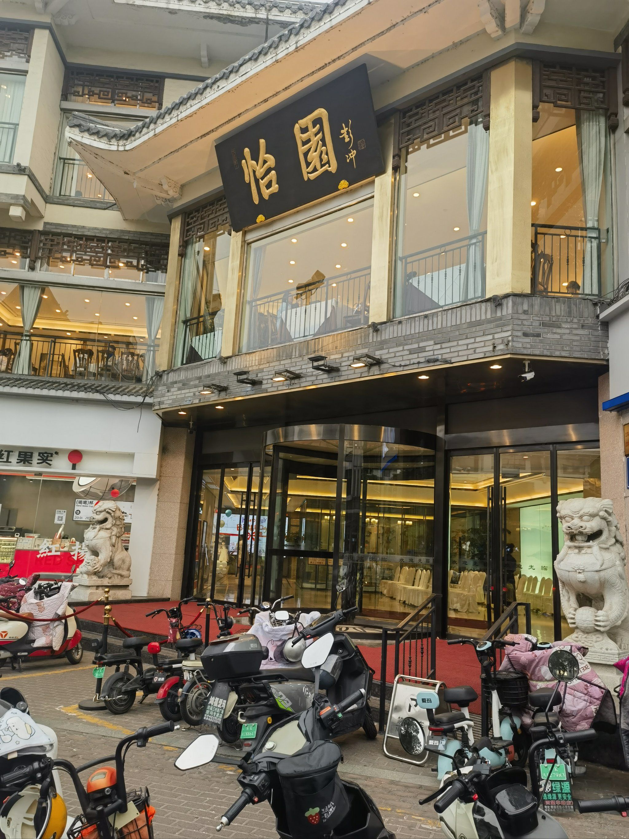 来这里吃饭,在隔壁巷子找个机位拍张照