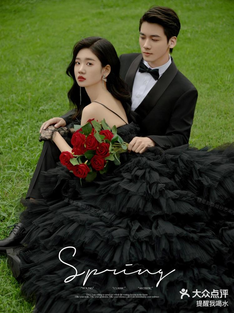 不喜欢跟风08婚纱照就拍草坪黑纱的风格