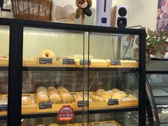面包甜点陈列柜-啊噗吐呦现场烘焙(麦凯乐店)