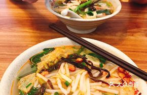 Beef Ball Noodle Soup with Purple Seaweed