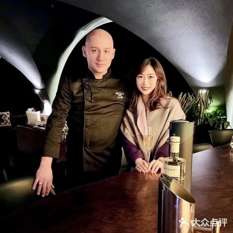 高甜预警｜情人节氛围拉满的烛光晚餐🌹餐厅一楼是玫瑰花花海～