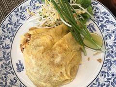 蛋包炒河粉-卷心菜和避孕套餐厅(Pattaya)