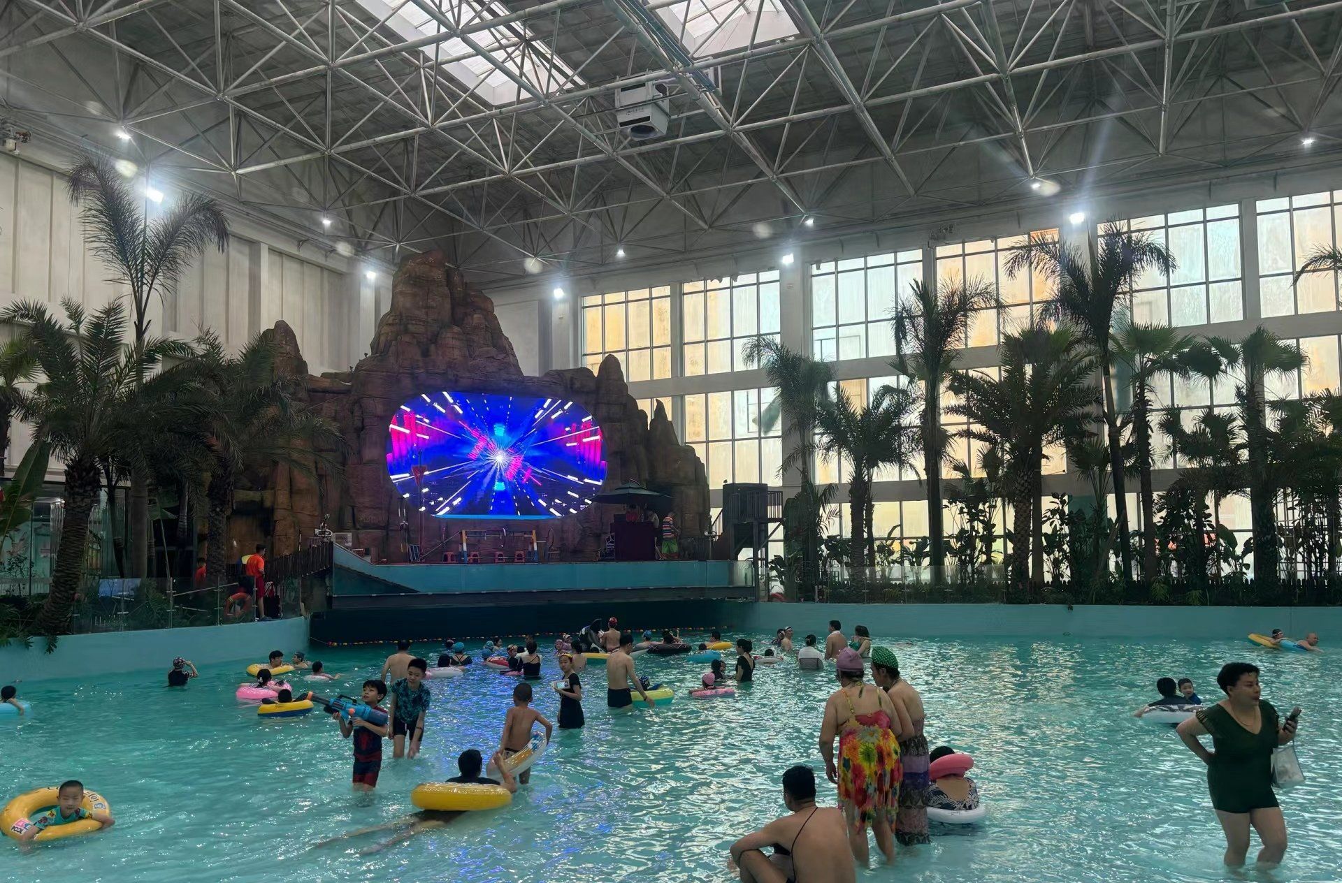 夏日全家乐,戏水温泉两不误!