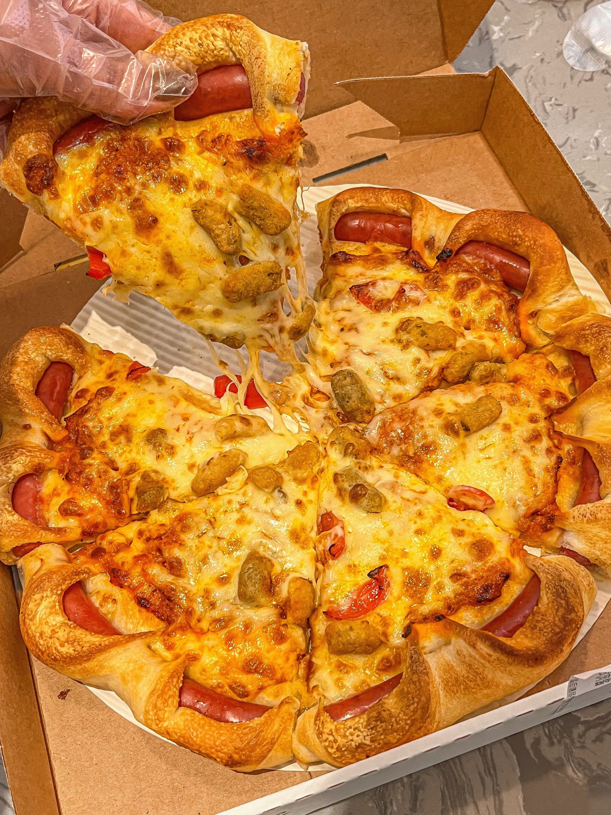 今天吃烤肠卷边pizza