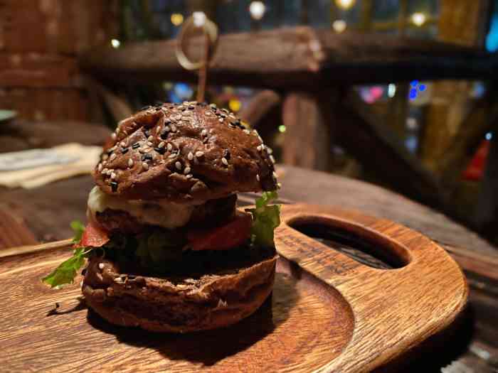 bites&brews(武定路店)-"沿街商铺,很方便找到,在胶州路武定路上面.